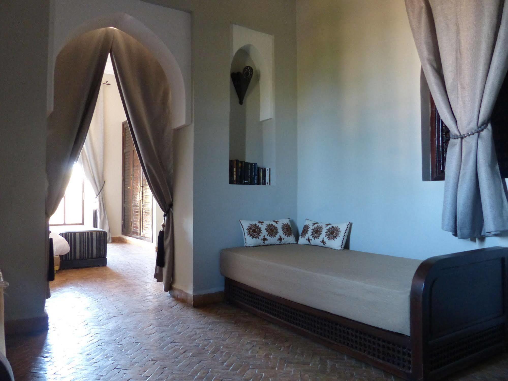 Hotel Le Cazar El Ain Esterno foto